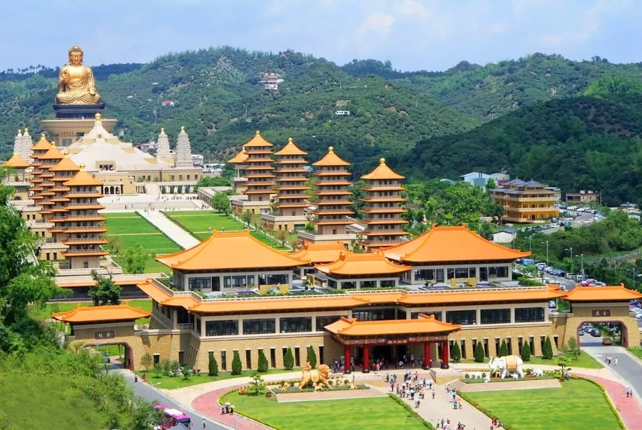 Phật Quang Sơn là một trong những quần thể Phật giáo lớn nhất châu Á tọa lạc tại thành phố Cao Hùng