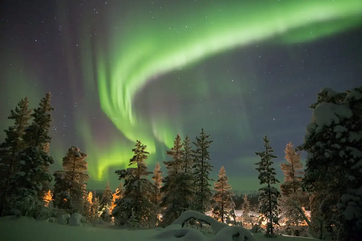 Abisko Thụy Điển với bầu trời mùa đông thích hợp để ngắm cực quang