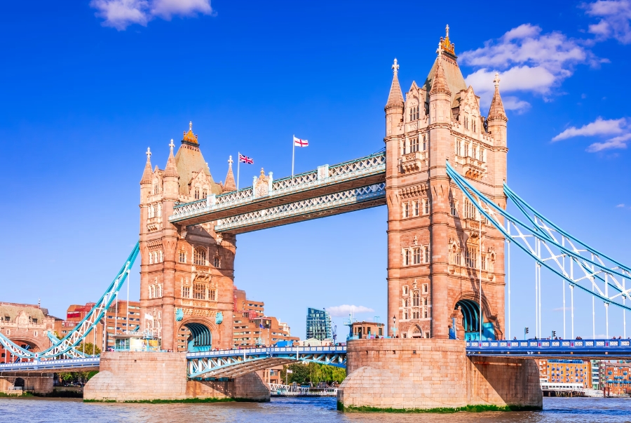 Tower Bridge là một trong những cây cầu nổi tiếng nhất thế giới được nhiều du khách đến check-in