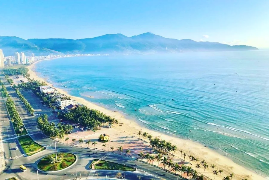Biển An Bàng nổi tiếng với làn nước trong xanh tạo nên một vẻ đẹp vô cùng thơ mộng