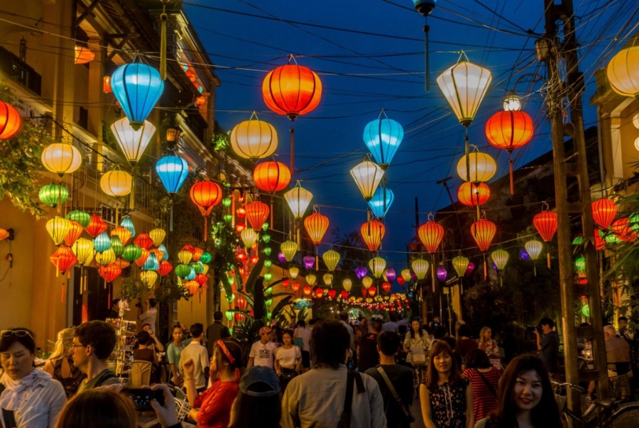 Những chiếc đèn lồng được thắp sáng tượng trưng cho một lời chúc năm mới an lành