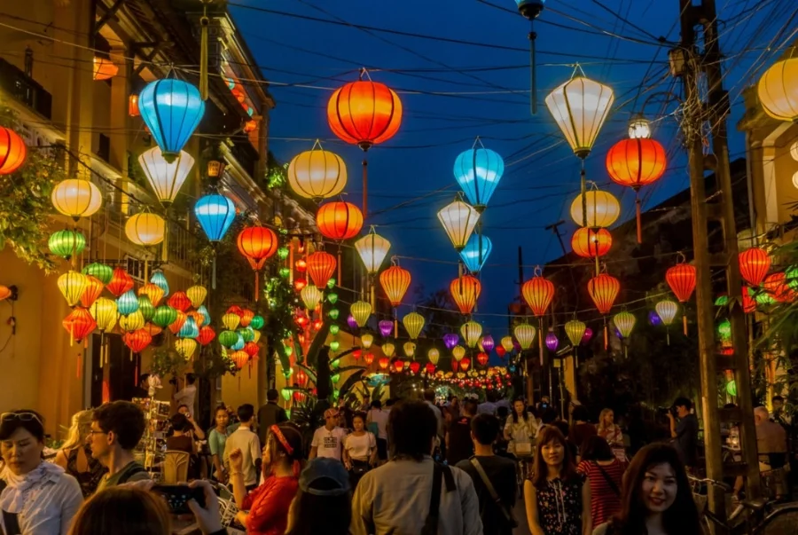 Những chiếc đèn lồng được thắp sáng tượng trưng cho một lời chúc năm mới an lành