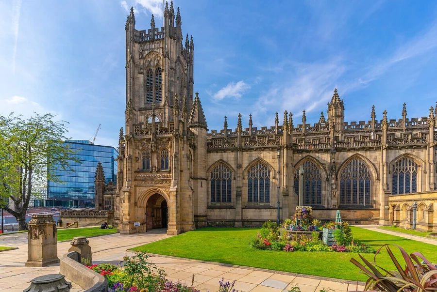 Manchester Cathedral được xây dựng theo phong cách Gothic