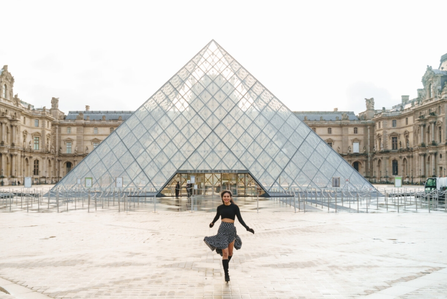Bảo tàng Louvre là một trong những công trình nghệ thuật nổi tiếng nhất của Paris với điểm nhấn là kim tự tháp kính bên ngoài