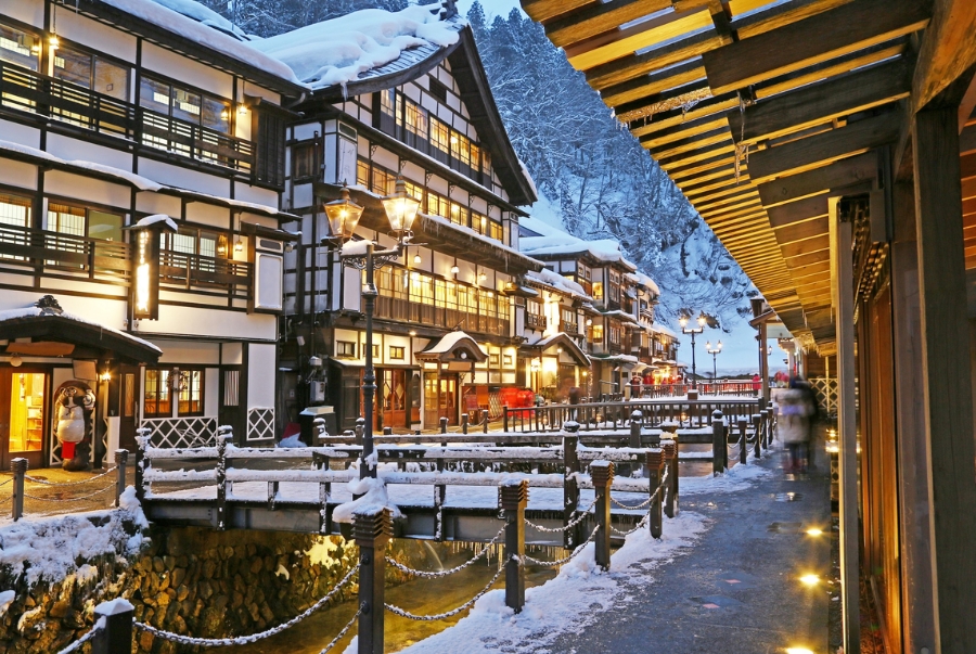 Tohoku nổi tiếng với ngôi làng cổ Ginzan Onsen ven suối được bao phủ đầy tuyết trắng và thắp sáng bởi những chiếc đèn vàng tạo nên khung cảnh vô cùng lãng mạn
