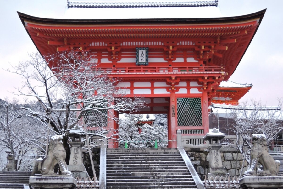 Kiyomizu dera là một ngôi chùa nằm trên sườn núi với khung cảnh tuyệt đẹp vào những ngày đông