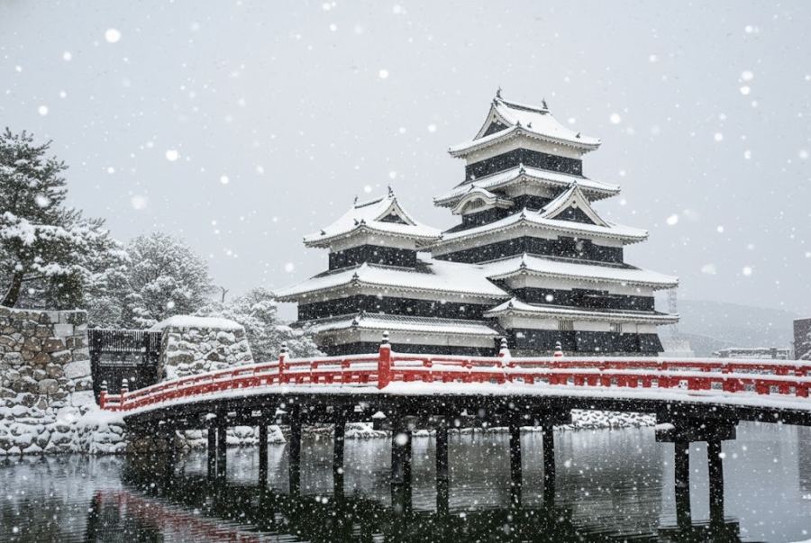 Lâu đài Matsumoto cổ kính là điểm đến nổi bật của thành phố này khi vào đông