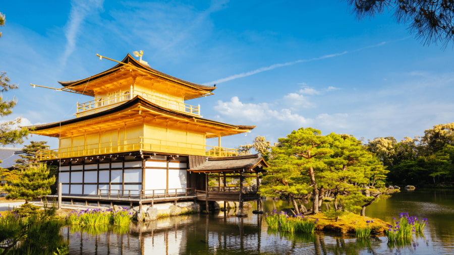 Chùa Vàng Kinkaku-ji là một trong những ngôi chùa đẹp nhất Nhật Bản với lớp phủ vàng lấp lánh, tạo nên vẻ đẹp huyền ảo