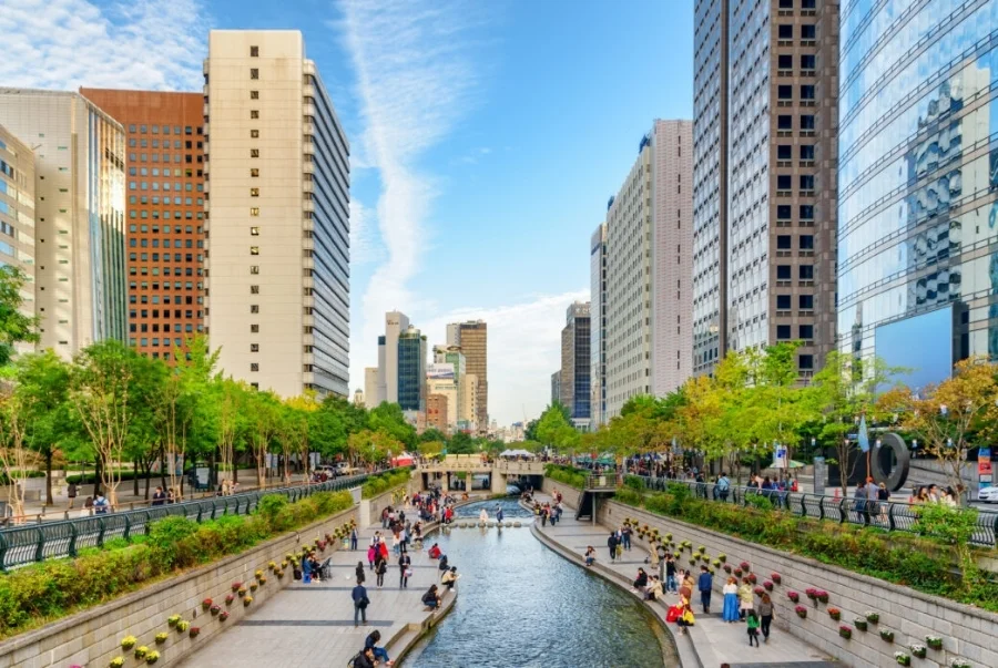 Cheonggyecheon là dòng suối nhân tạo chảy qua trung tâm thành phố