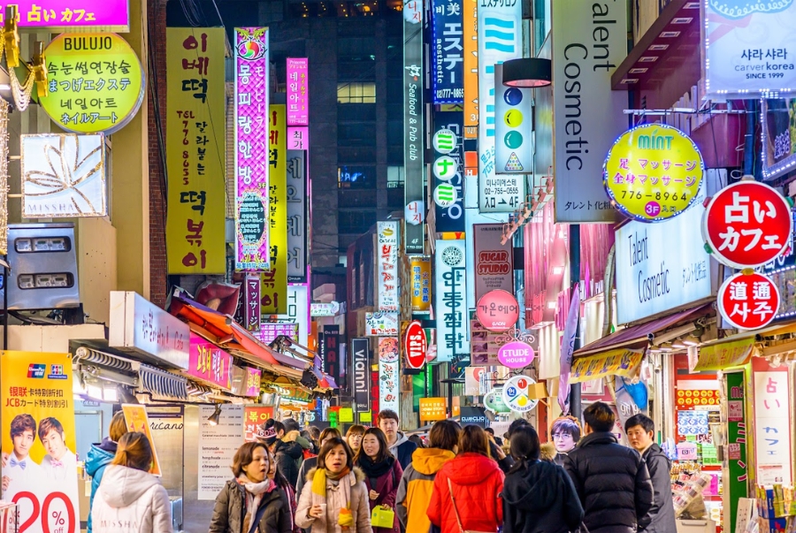 Phố Myeongdong nổi tiếng là thiên đường mua sắm và ẩm thực
