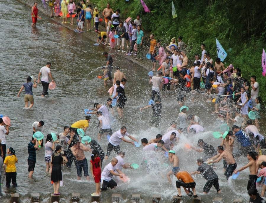 Songkran là lễ hội đặc sắc nhất ở Thái Lan, thu hút hàng triệu lượt khách mỗi năm