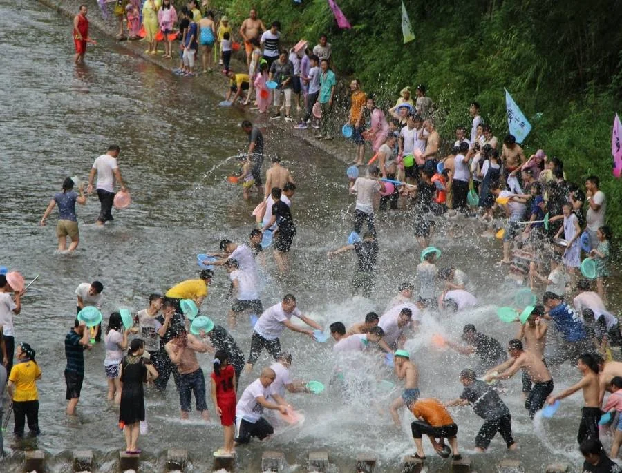 Songkran là lễ hội đặc sắc nhất ở Thái Lan, thu hút hàng triệu lượt khách mỗi năm