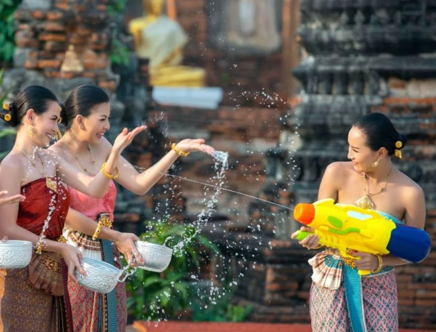 Lễ hội té nước là mùa cao điểm du lịch Thái Lan, nên du khách cần có sự chuẩn bị chỉnh chu nhất trong mọi công đoạn