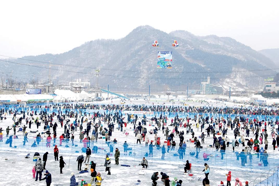 Lễ hội câu cá băng là một lễ hội nổi tiếng của Gangwon được rất nhiều người dân yêu thích