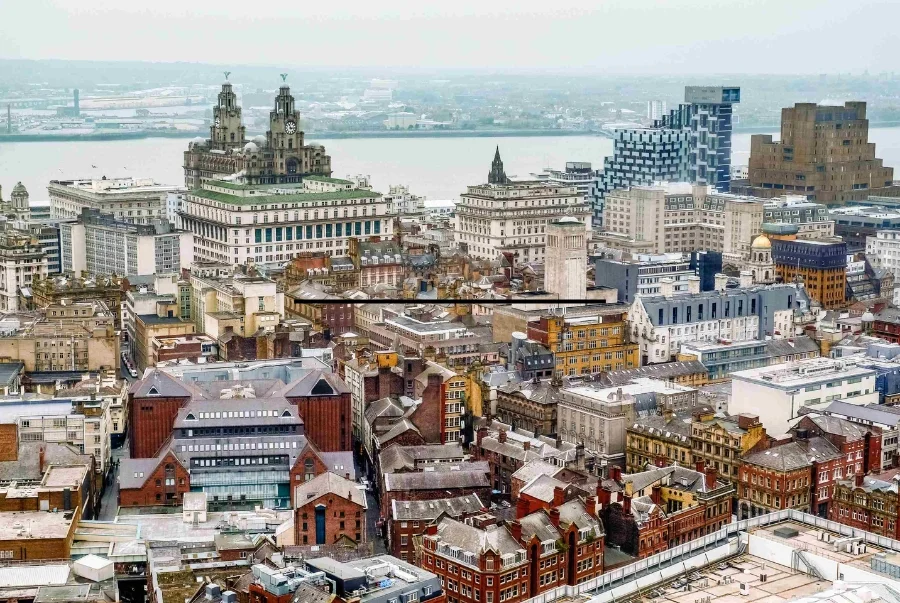 Liverpool là thành phố cảng nằm ở phía tây bắc nước Anh bên dòng sông Mersey