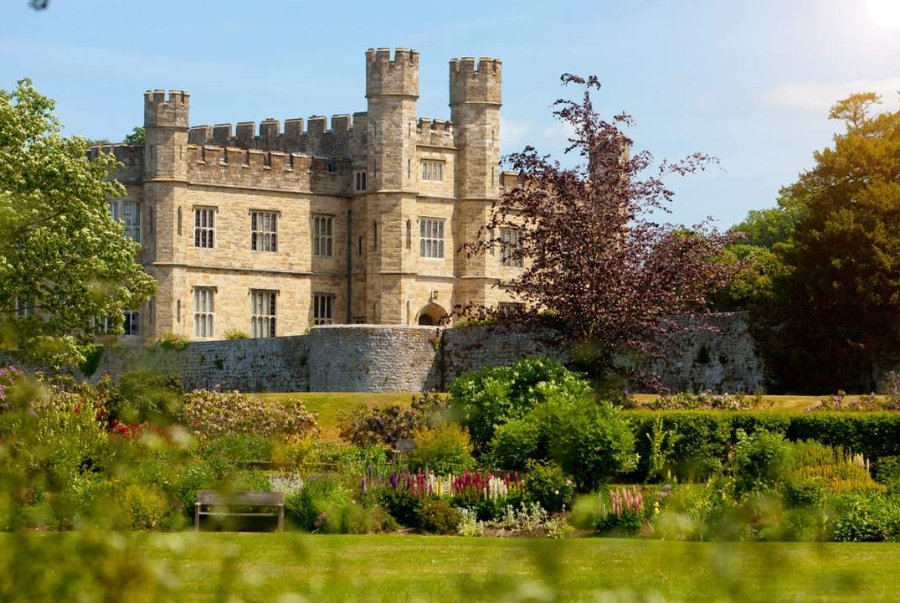 Lâu đài Leeds được bao bọc bởi hồ nước rộng và những thảm cỏ xanh mướt