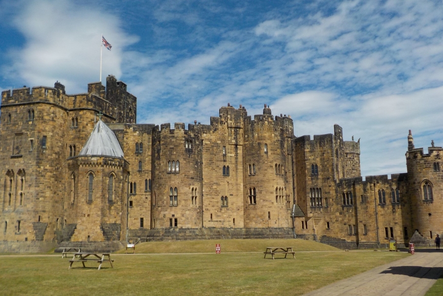 Lâu đài Alnwick là một trong những lâu đài vẫn còn được sử dụng làm nơi ở cho giới quý tộc cho đến ngày nay