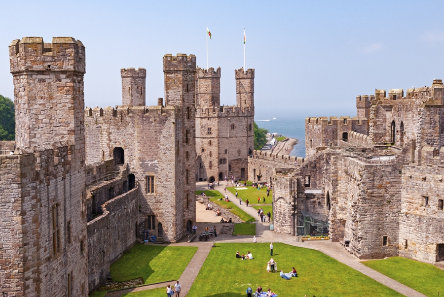 Caernarfon ấn tượng với hệ thống tường thành đồ sộ, các tháp canh đa giác và cách bố trí bất đối xứng