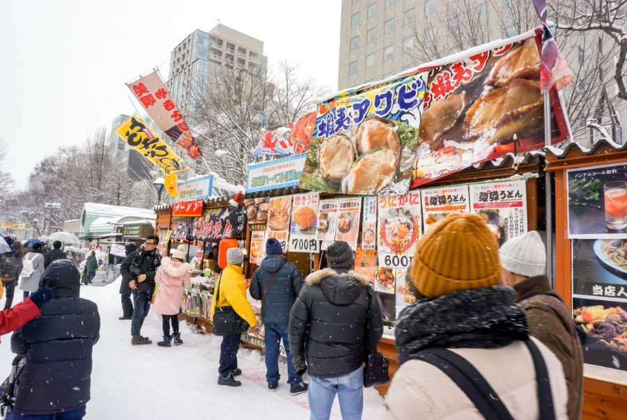 Khi tham gia lễ hội du khách còn có thể thưởng thức những món ẩm thực đặc trưng của Hokkaido