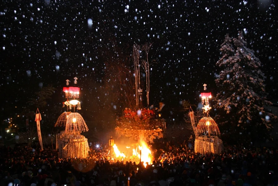 Lễ hội lửa Nozawa Onsen Dosojin là một lễ hội truyền thống lâu đời của Nhật Bản mang ý nghĩa cầu bình an