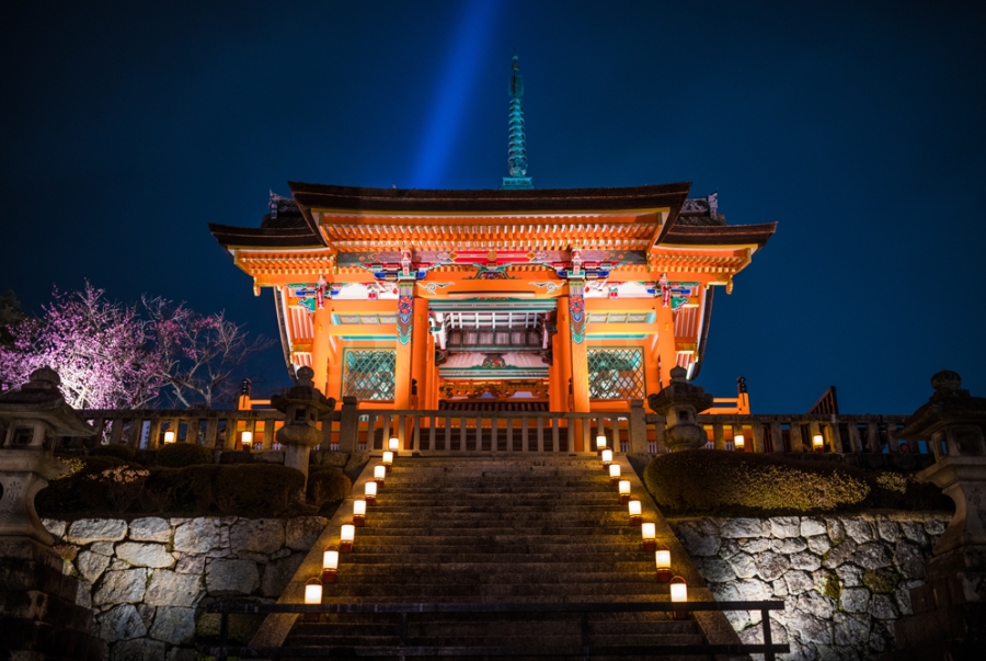 Những con đường tại Higashiyama đặc biệt là con đường dẫn lên chùa Kiyomizu Dera trở nên huyền ảo hơn bao giờ hết