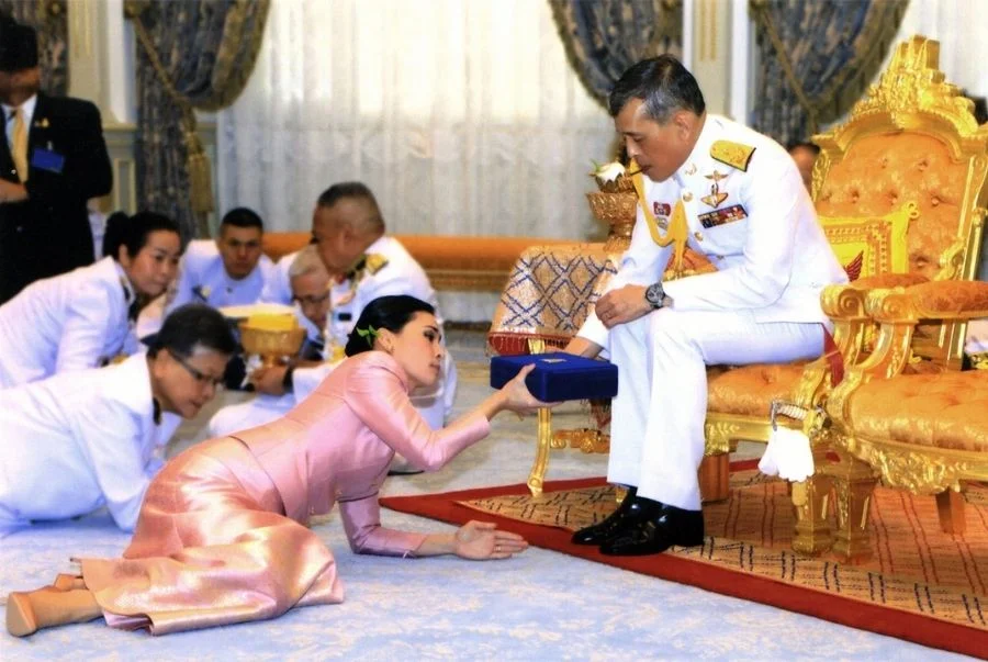 Hoàng gia Thái Lan được người dân vô cùng kính trọng, mọi hành động thiếu tôn nghiêm đều bị cấm
