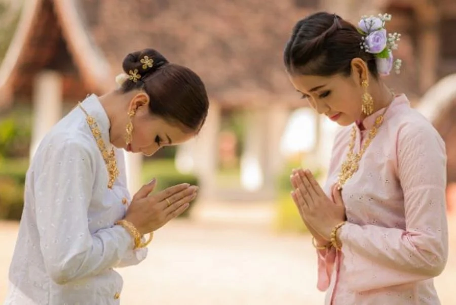 Việc chạm vào đầu người khác tại Thái Lan được xem là hành động bất kính