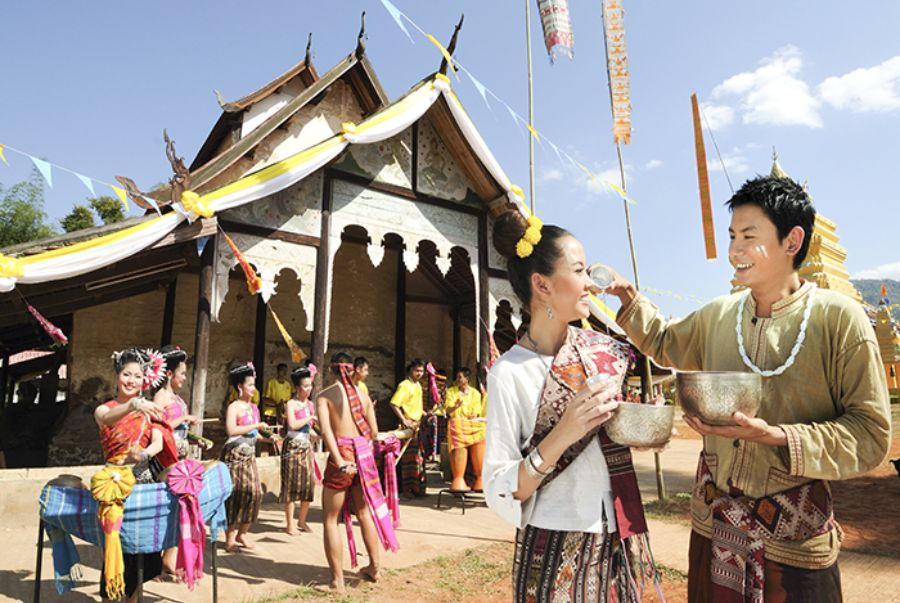 Du khách nên hạn chế các hành động thân thiết quá mức ở nơi công cộng