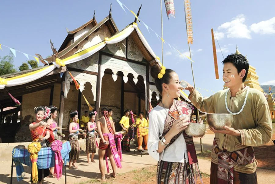 Du khách nên hạn chế các hành động thân thiết quá mức ở nơi công cộng