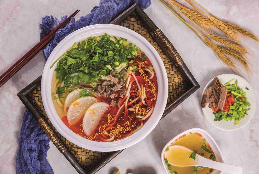 Để nấu được một phần Mì bò Lan Châu đạt vị, người đầu bếp cần hầm nước dùng trong nhiều giờ