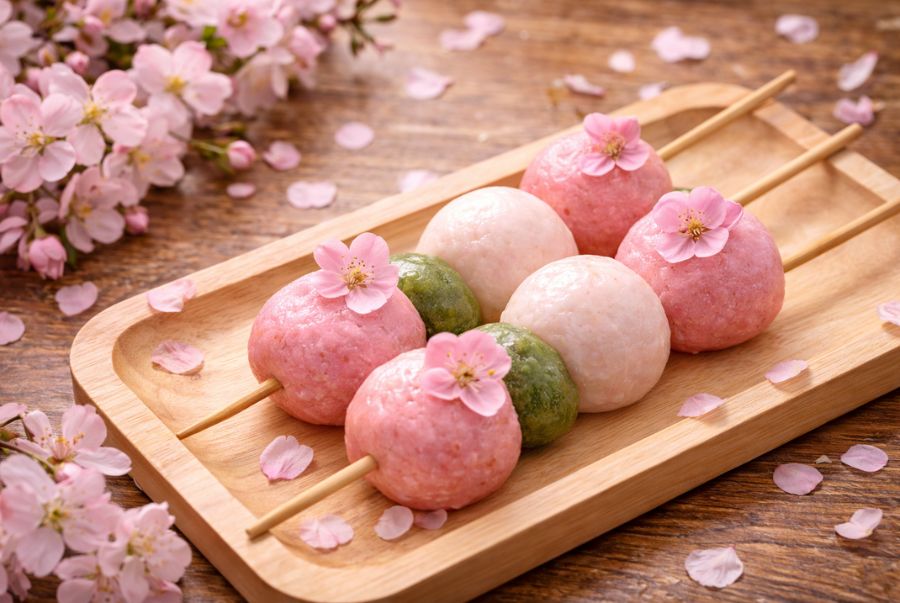 Bánh Dango hoa anh đào được xiên thành từng que với màu sắc đẹp mắt