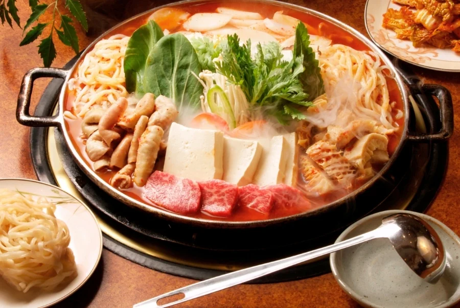 Nabe là một món lẩu với hương vị ngọt thanh từ rau củ kết hợp với chút vị béo của thịt