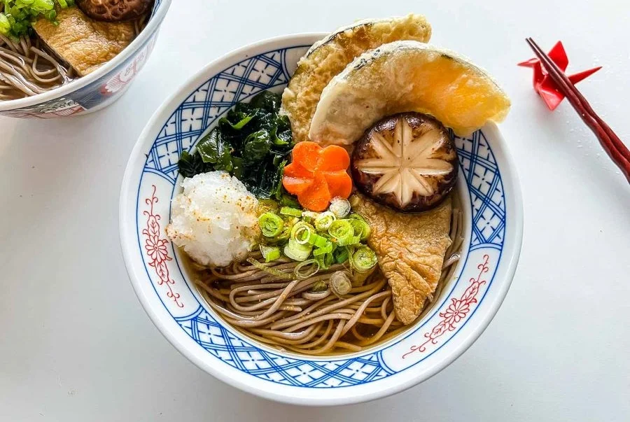 Soba là món mì được làm từ bột kiều mạch mang đến một hương vị thơm bùi