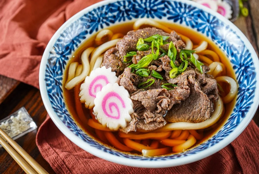 Udon nóng là món mì phổ biến của Nhật Bản nằm trong danh sách được yêu thích nhất của mùa đông