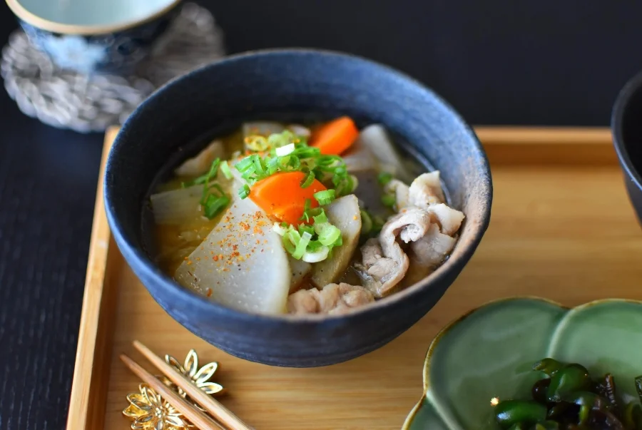 Tonjiru là sự hoà quyện giữa vị béo nhẹ của miso và độ ngọt của rau củ