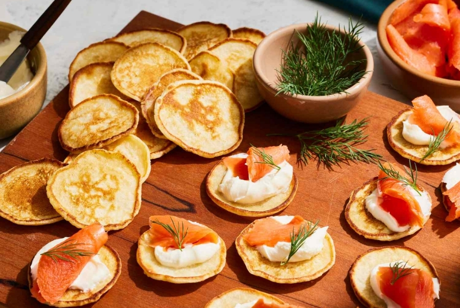 Blini là loại bánh kếp mỏng có thể ăn kèm nhân mặn hoặc ngọt