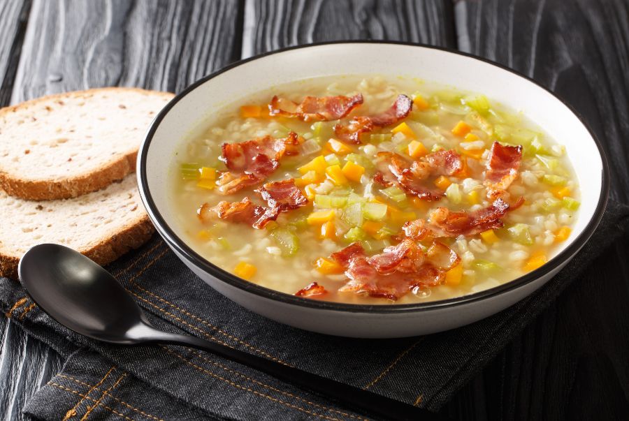 Súp lúa mạch (Gerstensuppe) là món ăn được yêu thích nhất vào mùa đông