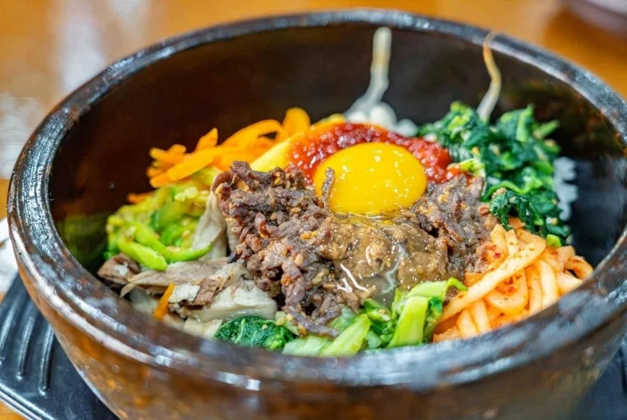 Phần cơm trộn thơm ngon với nhiều nguyên liệu khác nhau