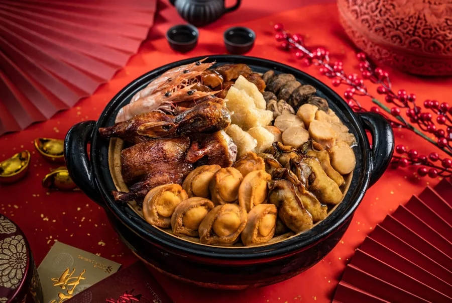 Lẩu khô độc đáo với cách nấu khi không sử dụng nước dùng mà thay vào đó xào nguyên liệu tươi cùng với nước sốt