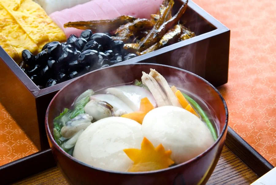 Ozoni (お雑煮) là món súp truyền thống đặc trưng trong mâm cơm ngày Tết của người Nhật