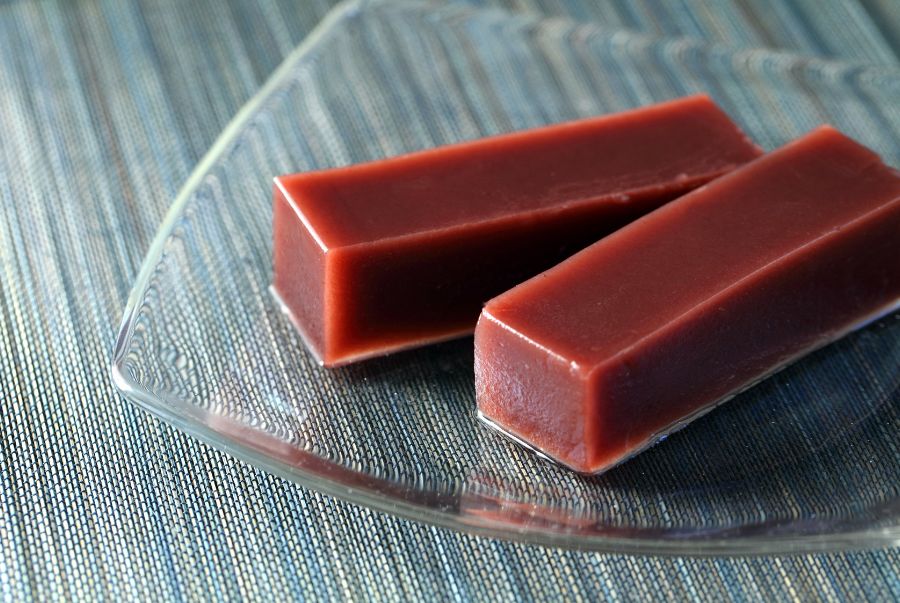 Những khối thạch đậu đỏ Yokan (羊羹) tượng trưng cho may mắn, hạnh phúc và sự sung túc