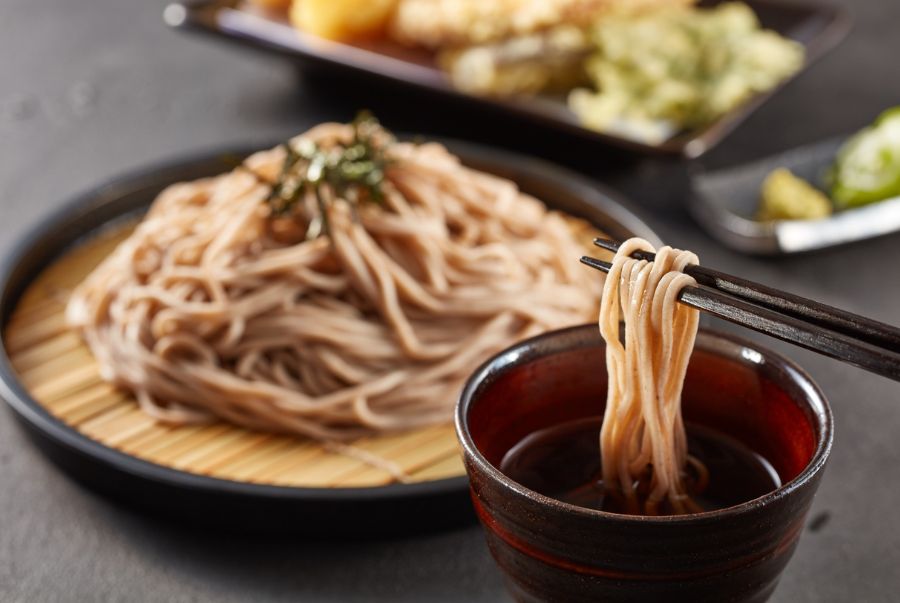 Toshikoshi Soba là sự kết hợp của sợi mì Soba dài kết hợp với phần nước dùng thanh nhẹ
