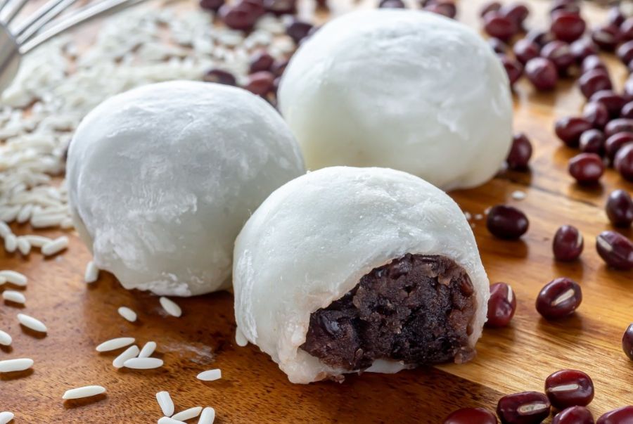 Mochi nhân đậu đỏ mang đến hương vị mềm mại và tinh tết với phần vỏ dẻo và nhân đậu đỏ bùi ngọt