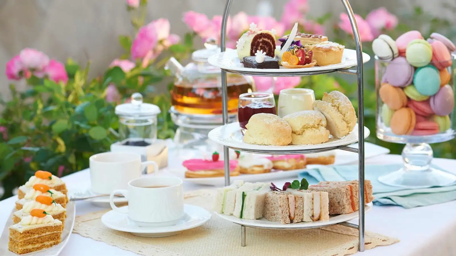 Bánh ngọt thường được dùng cùng cà phê hoặc trà