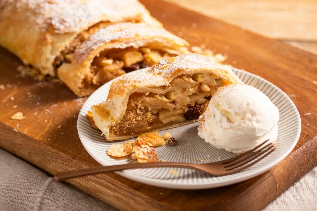 Strudel – Bánh nhân táo truyền thống của Áo