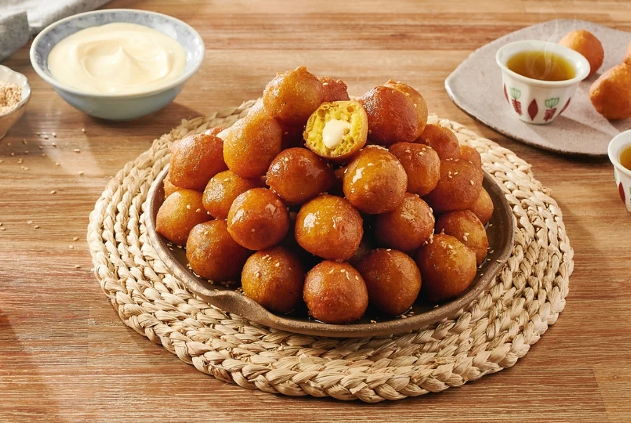 Luqaimat là món tráng miệng truyền thống của Dubai với những viên bánh nhỏ được làm từ bột mì sữa
