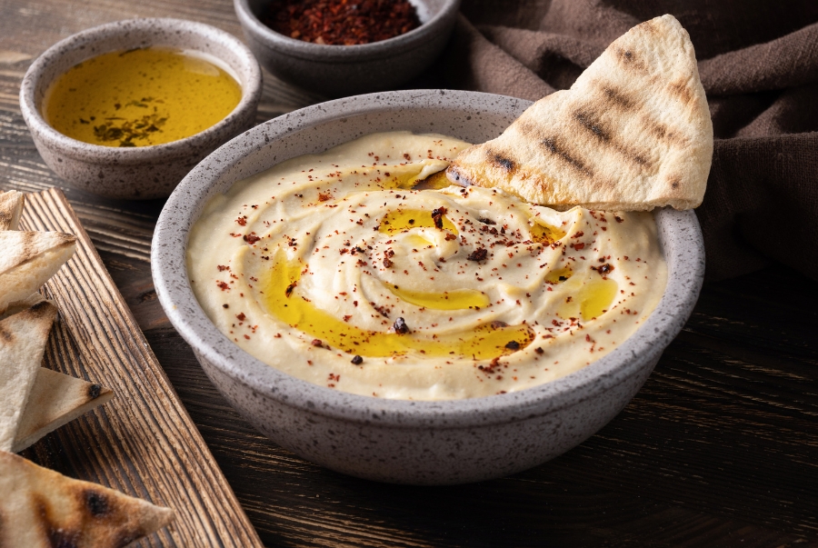 Món sốt đậu gà Hummus được dùng làm món khai vị ăn kèm với bánh mì pita