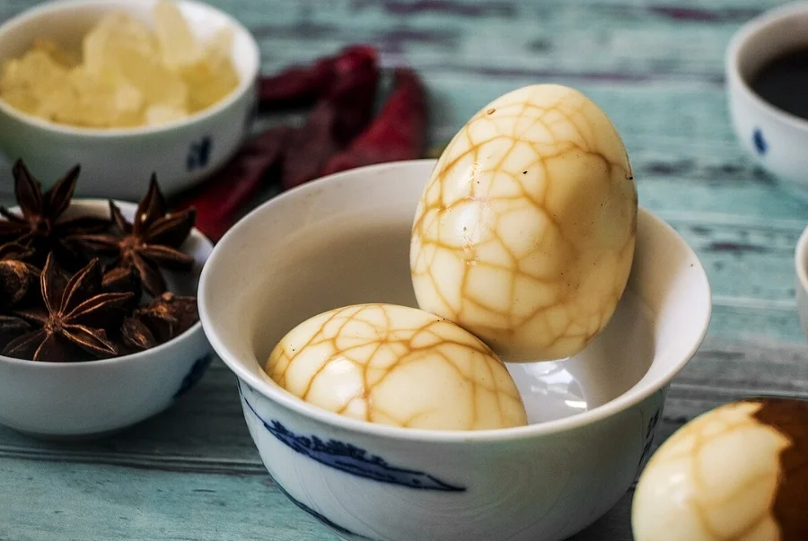Trứng luộc trà được luộc cùng trà đen và các loại gia vị truyền thống khác