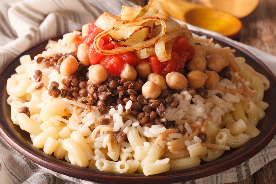 Koshari bao gồm lớp cơm, mì ống, đậu lăng và đậu gà xen kẽ