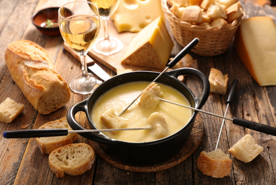 Fondue Savoyarde được làm từ ba loại phô mai truyền thống nấu chảy cùng rượu vang trắng